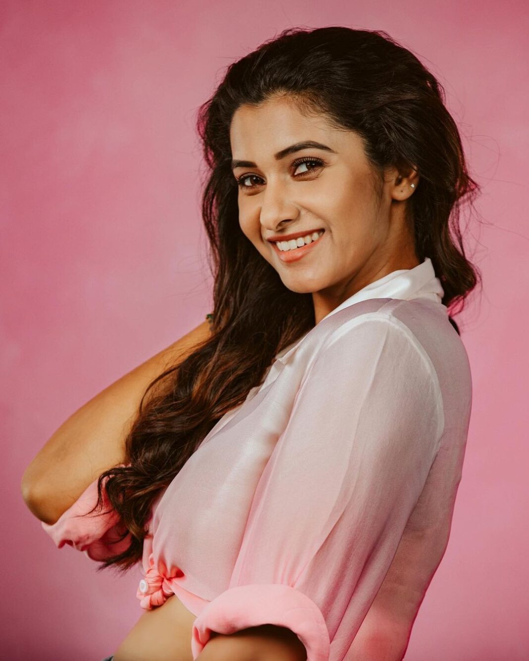 Priya Bhavani Shankar Instagram - So an entire styling, make up, lights, photographer, edit team works behind to get a perfect shot and I get to post it with some caption saying, ‘how she has a beautiful heart&fierce soul blah blah.. ’ !! 🤷🏻‍♀️ IRONY Styled by @anushaa13 Asst stylist lavanya_desigan Shirt @notsosure.in HMU @makeupmaliksam PC @arunprasath_photography