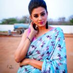 Priyamani Instagram - A saree never tells you to fit in ….it always makes you stand out ❤️❤️❤️ Saree : @itihas_sagar Styling : @mehekshetty ❤️ 📸 : @v_capturesphotography MUH : @pradeep_makeup @shobhahawale #etv #dhee14dancingicon #doglover #sareelove