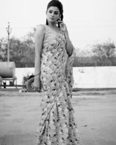 Priyamani Instagram - A saree never tells you to fit in ….it always makes you stand out ❤️❤️❤️ Saree : @itihas_sagar Styling : @mehekshetty ❤️ 📸 : @v_capturesphotography MUH : @pradeep_makeup @shobhahawale #etv #dhee14dancingicon #doglover #sareelove
