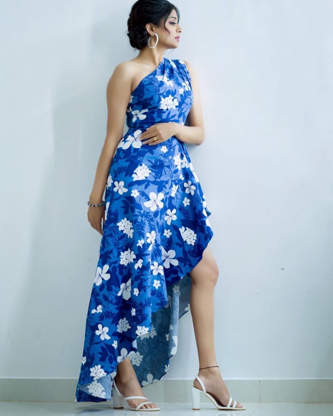 Priyamani Instagram - Just when the caterpillar thought her life was over …..she began to fly❤️❤️ Outfit …. @sorbae.clothing Styled : @mehekshetty ❤️❤️ Camera 📸 : @ravi_cross_clickx @v_capturesphotography MUH : @pradeep_makeup @shobhahawale #etv #dhee14dancingicon #dontmissout‼️