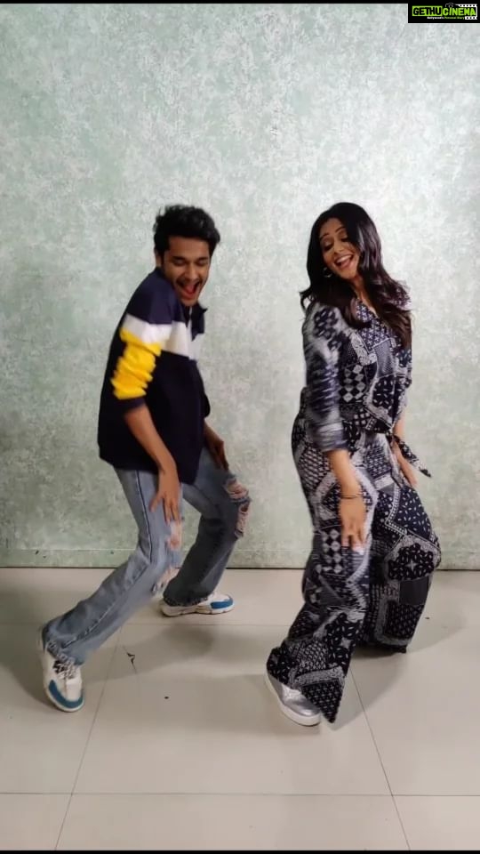 Priyamani Instagram - Forget head, shoulder, knees or toes Love you with all my ❤️ @pillumani To the one human I can bare my life with and never fear being judged. You're truly a rarity. Hugs! . . . #priyamani #pillumani #srk #familyman #thefamilyman #headshoulderskneesandtoes #love #friendship #bollywood