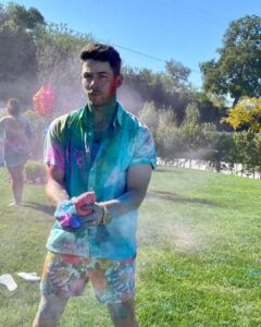 Priyanka Chopra Instagram - Do me a favor.. let’s play holi. Sorry. Had to! 🙏🏽❤️🧿 #holihai Los Angeles, California