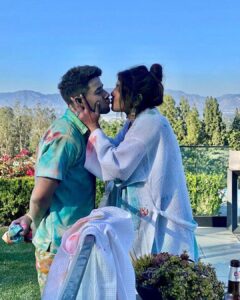 Priyanka Chopra Instagram - Do me a favor.. let’s play holi. Sorry. Had to! 🙏🏽❤️🧿 #holihai