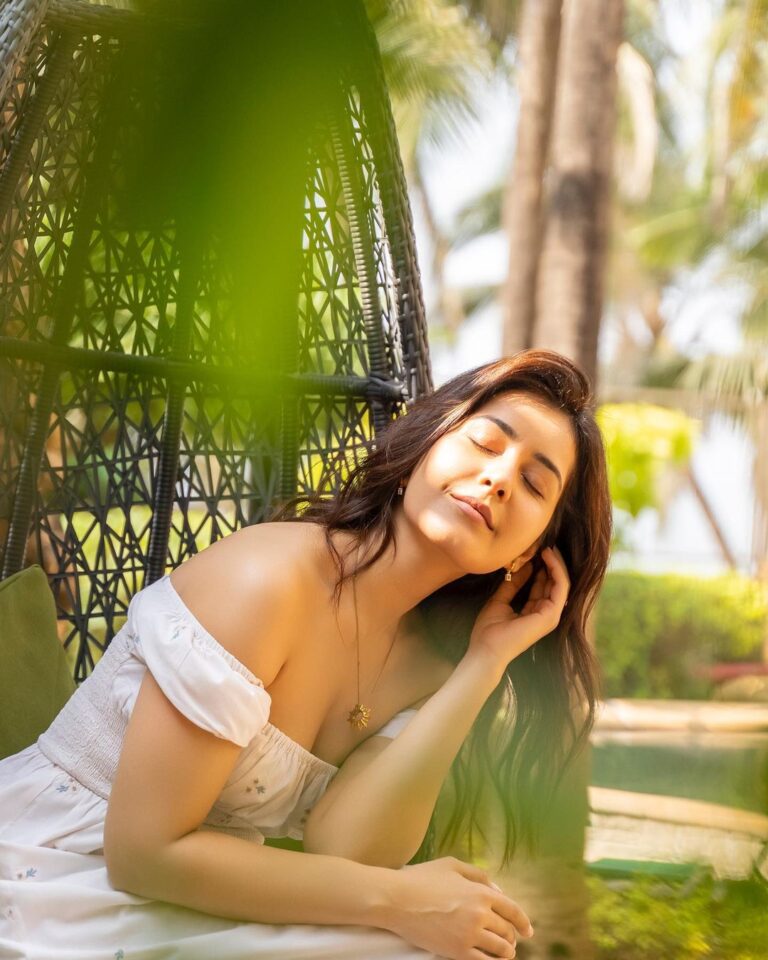 Raashi Khanna Instagram - Basking in sunshine, wearing all your love on that smile! #gratitude 😇