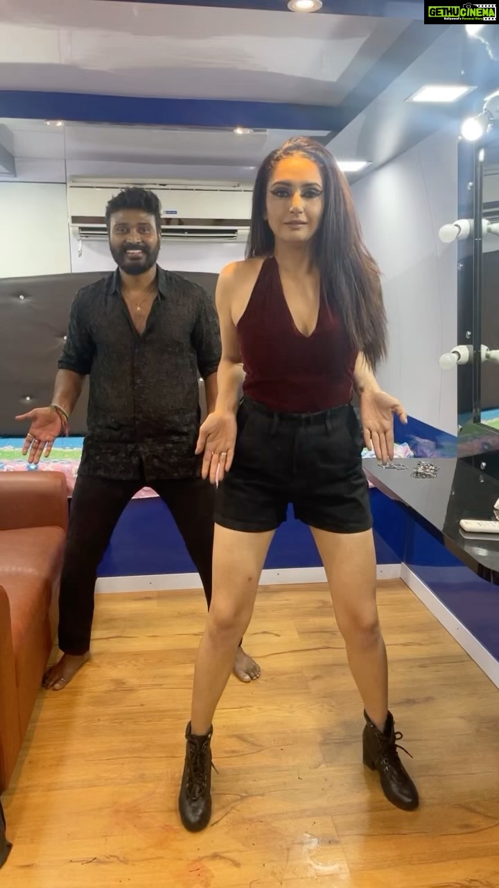 Ragini Dwivedi Instagram - #arabickuthu #halamathihabibo With @murugananda Cause we love @actor_vijay_official._ @anirudhofficial whatta song ❣️ @actorvijaysethupathi @sunpictures #raginidwivedi #trendingsongs #trending #trendingreels #trendingnow #trendingdances #trendy #trendingvideo #reelsinstagram #reels #reelsvideo #reelkarofeelkaro #reelsvideo #reels #tamilcinema #tamilsongs #tamilactress #vijaythalapathy #vijayofficial #vijaysongs #kuthusongs Bangalore, India