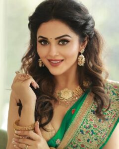 Ragini Nandwani Instagram - Found one more so thought why not post it 🤔🤔
#green #tollywoodactress #thalaiva #virall #hotonbeauty #indianactress #saree #jewellery #likeforlike #makeup #lipstick #kerela #thalapathy #trending #glamour #smile #bollywoodstyle