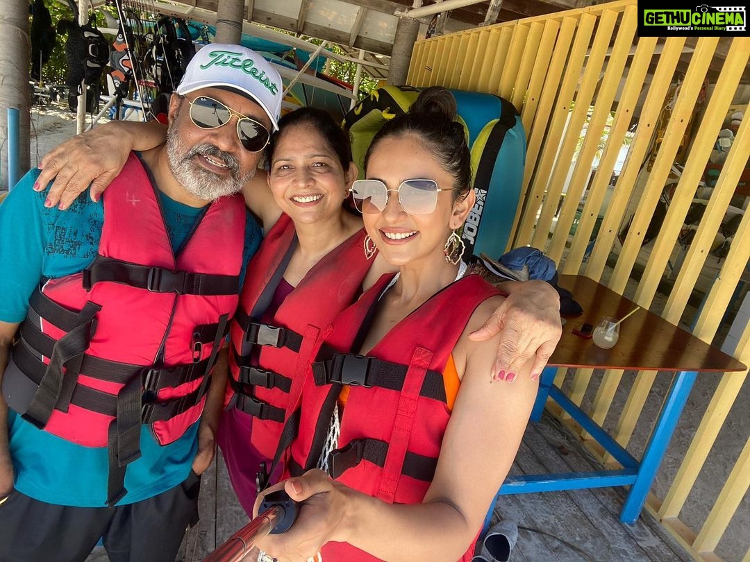 Rakul Preet Singh Instagram - Happppppy happppy bdayyyy to my inspiration, my role model ❤️ I look upto you every single day for the fearless strong person you are, for all the knowledge and wisdom you have ! I’m the luckiest to have you guide me through everything , always ❤️ I love you to the moon and back my popsiiiiiiii .. have the best year ever and I promise to make you proud always ❤️🤗 @kayjay.singh