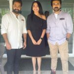 Ramya Subramanian Instagram – While the entire nation wants to go watch RRR tomorrow , this was my moment of glory happily smiling and rejoicing the wonderful time spent with @jrntr @alwaysramcharan and @ssrajamouli (sir was busy talking on the phone as you can see in the background and I dint want to intrude 🙈) ♥️😊. 

Here is to a phenomenal success for RRR , making us proud Indians an d break records internationally 🔥🔥🔥🔥🔥🔥🔥🔥🔥🔥🔥🔥🔥🔥🔥.