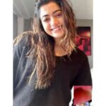 Rashmika Mandanna Instagram - FaceTiming mumma be like: Rush: hi ma .. how are you? Mum: Moni.. 1..2..3 pose.. you look decent today Rush: 👧🏻👧🏻👧🏻