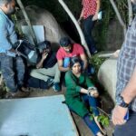 Raveena Ravi Instagram - When hero came to the spot even though he dint have shoot that day, just to take care of things and make me comfortable as it involved risky shots! @actorvishalofficial Gem ! ☺️🥰 #hyderabad #shoot #midnight #veeramevaagaisoodum #samaanyudu