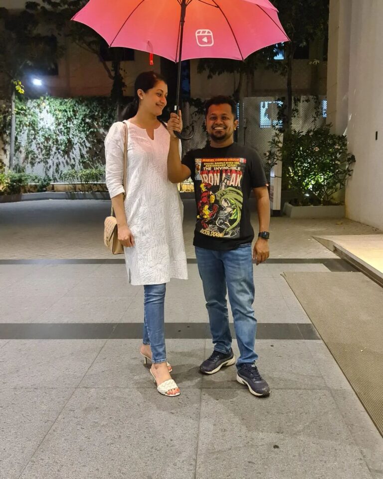Reenu Mathews Instagram - When Kullante Bharya (me) met Kullan's @jinu.ben real Bharya finally.😊🤗 We had to recreate our Umbrella pose too.❤ . . #kullantebharya #5sundarikal #amalneerad #memories