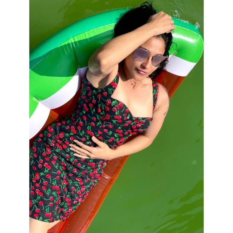 Regina Cassandra Instagram - Cherry on the lake getting baked ☀️ @pinkporcupines