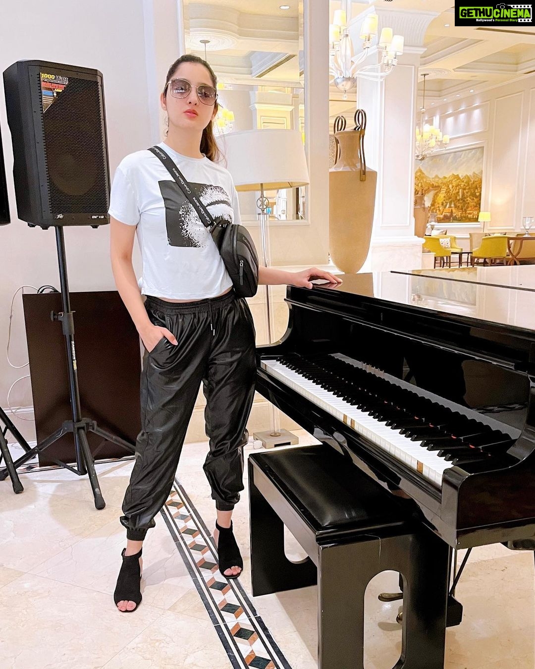 Richa Panai Instagram - Travel and music …🖤🎹🎼