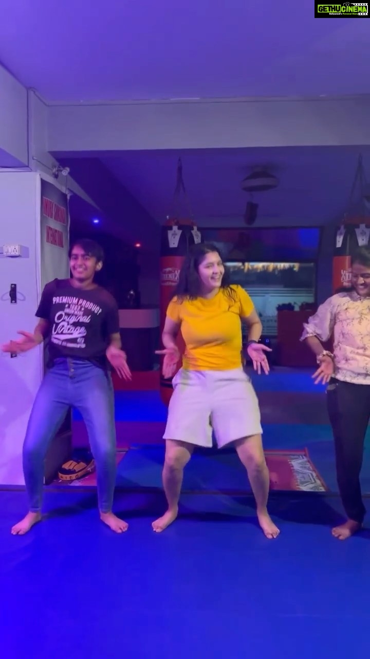 Ritika Singh Instagram - #arabickuthu with the @mohansplanet family ♥️ Also, happy holiiii 🔥✨ #trendingreels #trendingsongs #trendingnow #happyholi