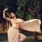 Rukmini Vijayakumar Instagram - Sometimes we just need to dress up! 😊 Photo @kapil_ganesh for @tanishqjewellery #dancer #pudhumaipenn #pudhumaipenngal #tamilgirl #indianjewellery #pink #pastel #saree