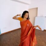 Rukmini Vijayakumar Instagram - Another version of the song I danced to, two weeks ago. Usually I check the meaning of the lyrics of the song, play the song and then improvise two or three times. This was the first time… 😊 The other video to the same song must be from the second or third time. I’ve started to try to remember to dance a little song for all of you whenever I’m dressed for something. Otherwise I usually live in faded tights, old shorts and kurtas, tank tops and t shirts that are suited for yoga, dance and a lot of sweat. 😁 Hope you enjoy this version 😁😁😁 Video @vivianambrose #bharatanatyam #dancer #dance #indianclassicaldance #tamil #kollywood #justforfun #love #romanticsong