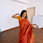 Rukmini Vijayakumar Instagram – Another version of the song I danced to, two weeks ago. Usually I check the meaning of the lyrics of the song, play the song and then improvise two or three times. This was the first time… 😊 

The other video to the same song must be from the second or third time. 

I’ve started to try to remember to dance a little song for all of you whenever I’m dressed for something. Otherwise I usually live in faded tights, old shorts and kurtas, tank tops and t shirts that are suited for yoga, dance and a lot of sweat. 😁

Hope you enjoy this version 😁😁😁

Video @vivianambrose 

#bharatanatyam #dancer #dance #indianclassicaldance #tamil #kollywood #justforfun #love #romanticsong