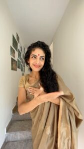 Rukmini Vijayakumar Instagram - Had this song on repeat last week… and then finally danced to it. Love the melody. 

“I am nothing without you….Your childlike countenance completes me…. If you are with me, I have nothing to worry about…”

Video @vivianambrose 

#tamil #tamilmovie #tamilsong #love #lovesong #abhinaya #bharatanatyam #indiandance #dancer #rukmini