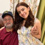 Rukshar Dhillon Instagram - The moments I live for♥️ My nana has always been the most supportive of my acting career. Always says, “Tu toh mera shera puttar hain” you’ll achieve everything you’ve ever dreamt of. And that keeps me going no matter what! Love you nana. Now once you’re done watching this adorable video, listen to this cute face and go watch Jugaadistan streaming on @lionsgateplayin 💪🏻