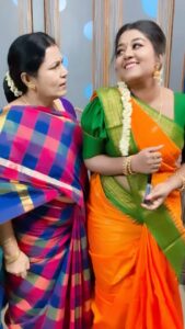 Sabitha Anand Instagram - Rooshuuuu! Peeeashion ! 🤣🤣 How is this combo makkale, Kuzhali & Laksmi Amma from the sets of Anbeshivam ♥️✨ Beautiful saree: @d_blossoms_saree Do check their page for more stunning collections 🦋 Chennai, India