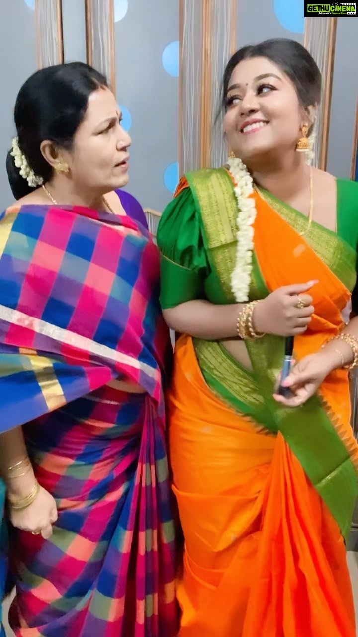 Sabitha Anand Instagram - Rooshuuuu! Peeeashion ! 🤣🤣 How is this combo makkale, Kuzhali & Laksmi Amma from the sets of Anbeshivam ♥️✨ Beautiful saree: @d_blossoms_saree Do check their page for more stunning collections 🦋 Chennai, India