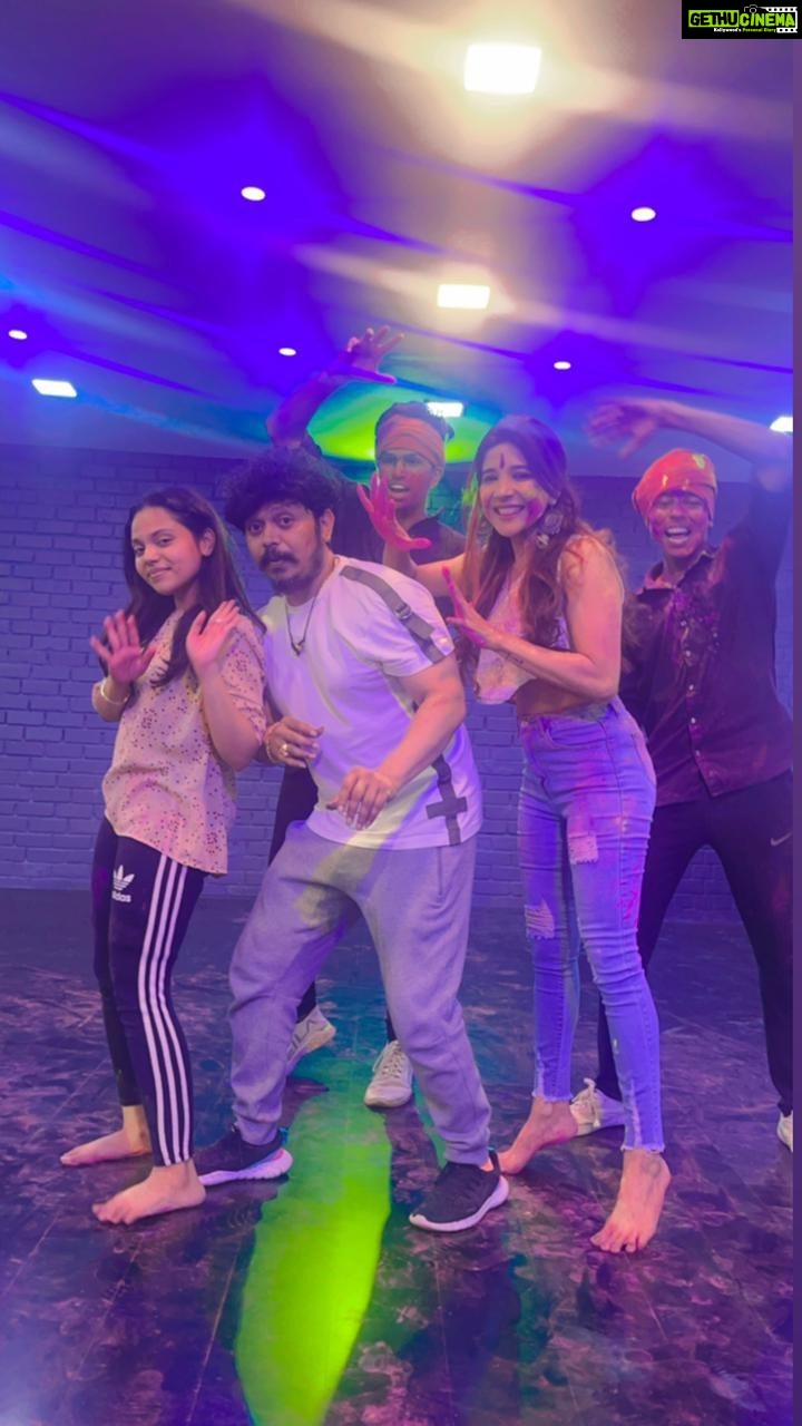 Sakshi Agarwal Instagram - Happy holi to everyone❤️ May this festival of colours fill your life with joy and happiness❤️ . @choreographer_sridhar @akshadhaasridhar #feelitreelit #instagramreels #reelsinstagram #dancevideo #trendinvideo #trendingreels #rangeelomarodholna #rajasthanisong #sakshiagarwaldance #holireels #holifestival #kollywood #dancechallenge #sakshiagarwal Chennai, India