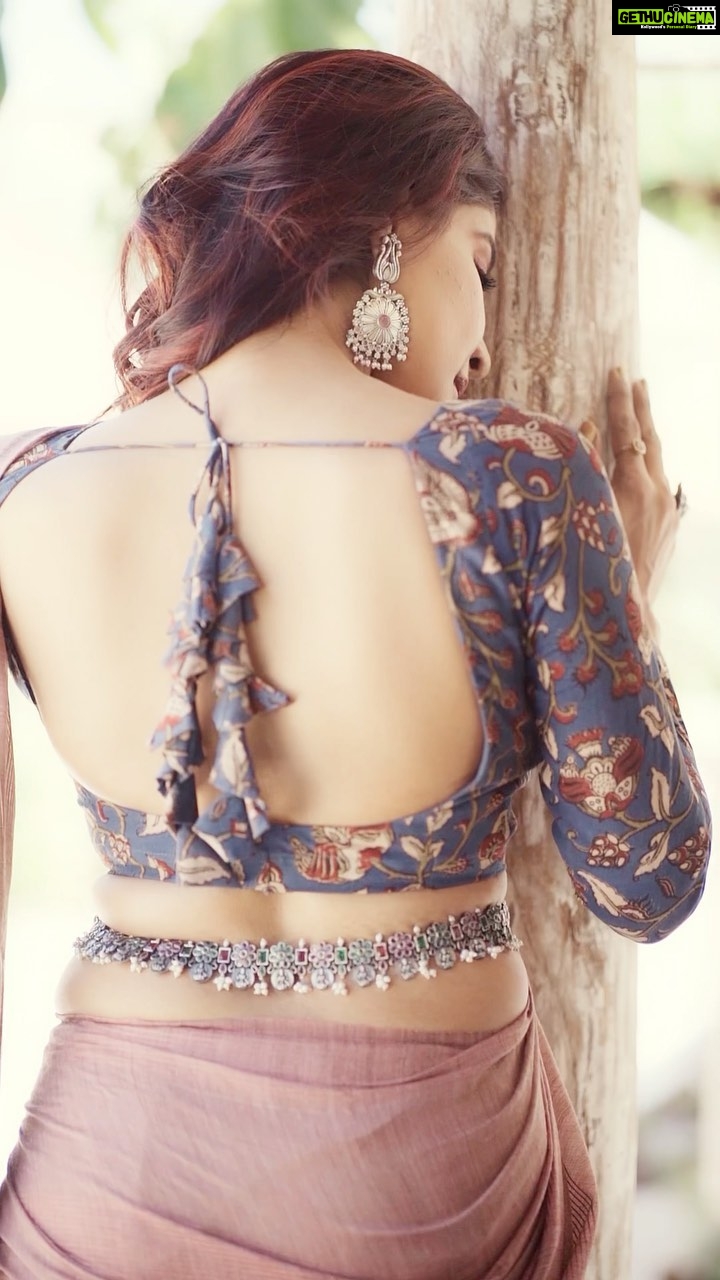 Sakshi Agarwal Instagram - La la le lala laa🥰 . Makeup @umamakeoverartistry Hairstylist @makeupbyshyamala Costume designer @styleandsmitten Photography @arjclickz and team Location courtesy @marutham.village.resort Jewellery @fineshinejewels Videography @srismyga . #feelitreelit #sareereel #ethnicreel #oxidisedjewellery #beautyreels #sakshiagarwalsaree #beautyreel #explore #explorepage #trendingreel #trendingsongs