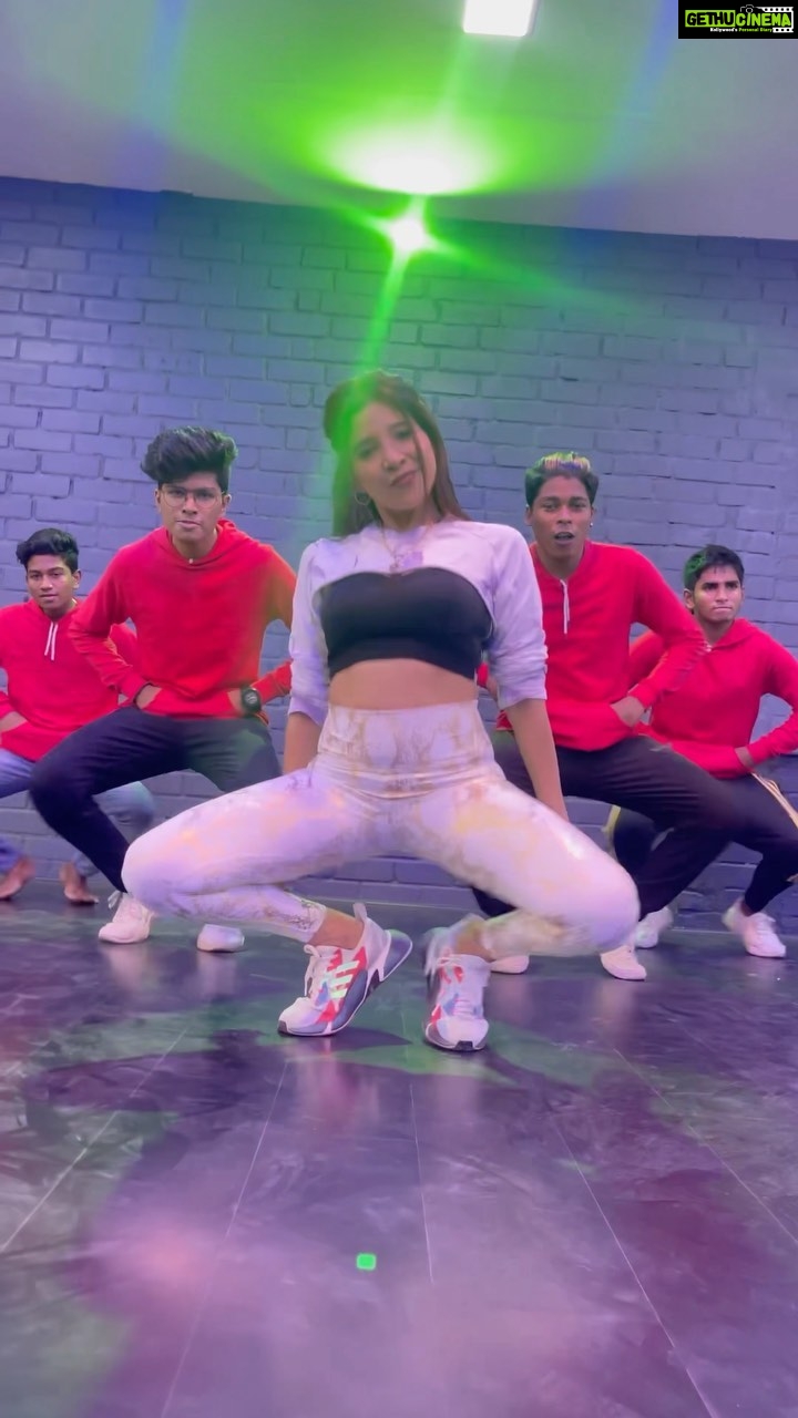 Sakshi Agarwal Instagram - Just love the vibe❤️❤️ My fav “repeatu mode” track😊❤️ . @duttypaul @direalshaggy @choreographer_sridhar @akshadhaasridhar @spiceofficial . #getdown #feelitreelit #trending #trendingreels #trendingsongs #dancevideo #dancechallenge #sakshiagarwal #dancereels #viral #viralreels #viralvideos #explorepage #exploremore Chennai, India