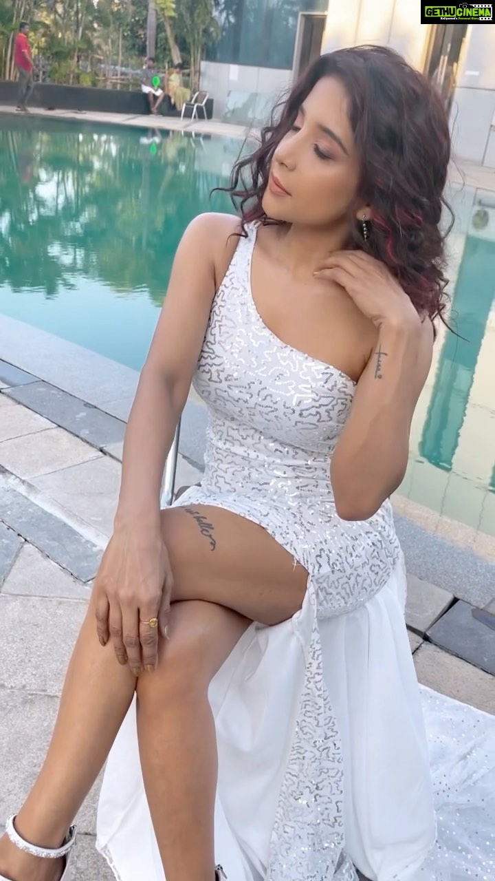Sakshi Agarwal Instagram - Come check this❤️ . @dhiya_makeoverartistry @ngrnandha @countryclubofficial . #feelitreelit #instagramreels #reelsinstagram #whitegown #trendingreels #trendingsongs #trendingmusic #comecheckthis #poolaesthetic #poolvibes #poolreels #reelsvideo #pooltime #whitesequindress #countryclub . Country Club Jade Beach Resort