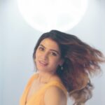 Samantha Instagram - Meet the very, very light oil that keeps me healthy and fit! With immunity-boosting vitamins A, D and E, Fortune Sunflower oil has been a key to my fitness for many years and can be yours too. Don’t believe me? My crew didn’t either. Watch to see when they tried @fortunefoods #samantha FortuneFoods #fortunesunfloweroil