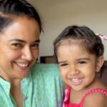 Sameera Reddy Instagram – Copying my daughter’s style & smile😊 #motherdaughter #twinning #hairstyle #naughtynyra #messymama #motherhood ❤️