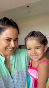 Sameera Reddy Instagram - Copying my daughter’s style & smile😊 #motherdaughter #twinning #hairstyle #naughtynyra #messymama #motherhood ❤️