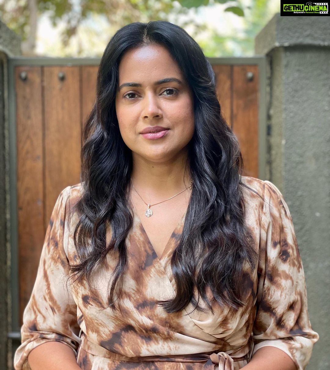 Sameera Reddy Instagram - The current #oscar controversy made me want to shed light that we all have our individual battles we are fighting and healing from and we need to create a positive safe space for one other 👉🏼What Is Alopecia Areata? It is an auto immune disease . When you have Alopecia Areata, cells in your immune system surround and attack your hair follicles. This causes the attached hair to fall out that causes patches of bald spots . I got diagnosed with it in 2016 when Akshai saw I had a 2-inch bald spot at the back of my head. In one month I discovered two more patches . It was really hard to deal with. Alopecia Areata does not make people sick, nor is it contagious. It can, however, be difficult to adapt to emotionally. For many people, Alopecia Areata is a traumatic disease that warrants treatment addressing the emotional aspect of hair loss, as well as the hair loss itself. The doctor told me that in most cases the hair can grow back and with Corticosteroids injections in the scalp my three patches grew back slowly . But I’m very aware there in no cure . And there is no particular reason why a person gets Alopecia Areata. 📖 Other types of alopecia are—alopecia totalis (when entire scalp turns bald); alopecia ophiasis (when even the hair loss is also on occipital, temporal, and parietal regions of the scalp); and alopecia universalis (when the hair loss happens across the entire body) 🌸And though right now i have healthy hair with no patches 🙏🏼( that I am grateful for everyday ) I’ve been told I have to be aware it can come back at any point in my life. I do take homeopathy and i holistically hope to keep it at bay. In this fast paced world i pray people will pause , reflect and be sensitive to each other 💫 #healing #positive #imperfectlyperfect #alopeciaareata