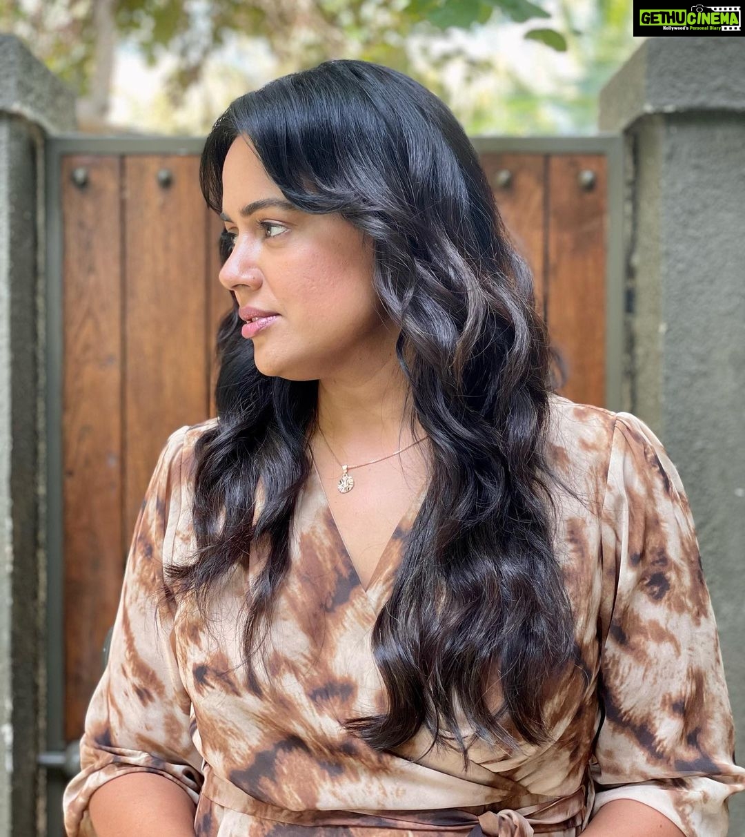 Sameera Reddy Instagram - The current #oscar controversy made me want to shed light that we all have our individual battles we are fighting and healing from and we need to create a positive safe space for one other 👉🏼What Is Alopecia Areata? It is an auto immune disease . When you have Alopecia Areata, cells in your immune system surround and attack your hair follicles. This causes the attached hair to fall out that causes patches of bald spots . I got diagnosed with it in 2016 when Akshai saw I had a 2-inch bald spot at the back of my head. In one month I discovered two more patches . It was really hard to deal with. Alopecia Areata does not make people sick, nor is it contagious. It can, however, be difficult to adapt to emotionally. For many people, Alopecia Areata is a traumatic disease that warrants treatment addressing the emotional aspect of hair loss, as well as the hair loss itself. The doctor told me that in most cases the hair can grow back and with Corticosteroids injections in the scalp my three patches grew back slowly . But I’m very aware there in no cure . And there is no particular reason why a person gets Alopecia Areata. 📖 Other types of alopecia are—alopecia totalis (when entire scalp turns bald); alopecia ophiasis (when even the hair loss is also on occipital, temporal, and parietal regions of the scalp); and alopecia universalis (when the hair loss happens across the entire body) 🌸And though right now i have healthy hair with no patches 🙏🏼( that I am grateful for everyday ) I’ve been told I have to be aware it can come back at any point in my life. I do take homeopathy and i holistically hope to keep it at bay. In this fast paced world i pray people will pause , reflect and be sensitive to each other 💫 #healing #positive #imperfectlyperfect #alopeciaareata