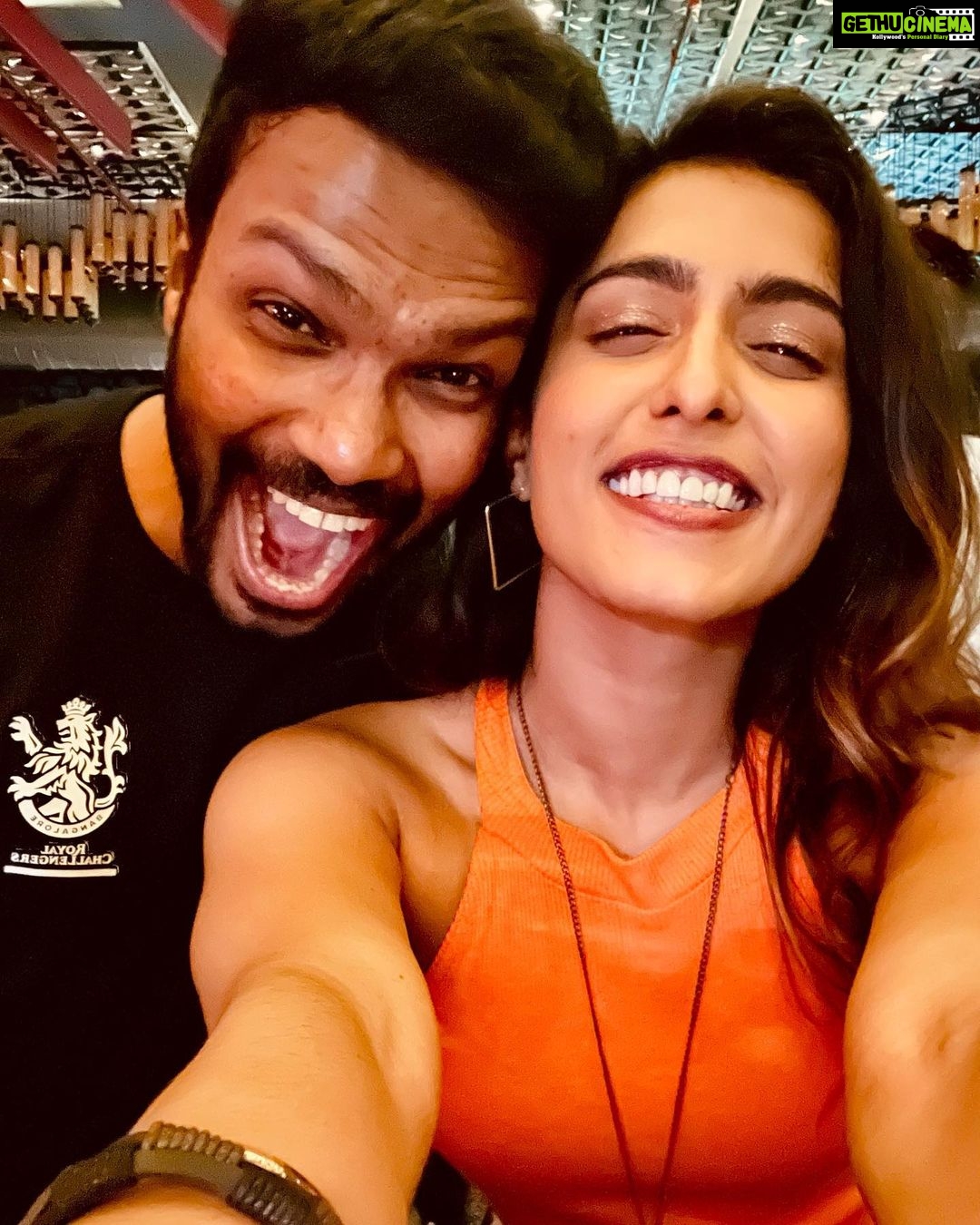 Samyuktha Hegde Instagram - What a faftastic night! . . . MUA: @makeupbyrashidapavthiwala @pumaindia @puma @royalchallengersbangalore #rcb #pumafam #puma #cricket RCB Bar & Cafe