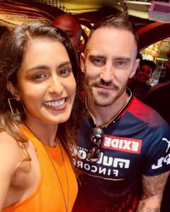 Samyuktha Hegde Instagram - Say hello to RCB’s new skipper @fafdup !
Super pumped for the new season/ new skipper/ new jersey and ofcourse the same old RCB Army support ❤️

Dropping more pictures from last night soon!!
@pumaindia
@royalchallengersbangalore 
#newseason #newcolours #rcb #rcb12thmanarmy