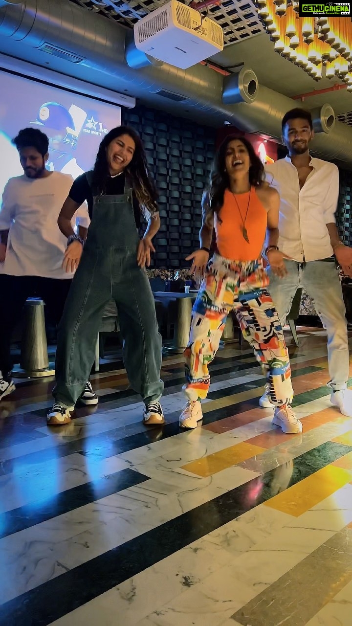 Samyuktha Hegde Instagram - To the most impromptu video of the night! No music, No practice, just some madness and some impromptu arabic kutthu Ps: Happy 400k you guys @jodianoorabh ♥️ Thanks for seeding the idea @thestrikemeister !!! #arabickuthu #dance #explore