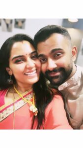 Sangeetha Bhat Instagram - Nammane charadu festival….. May god bless my husband with long life, good health, happiness and success in whatever he wishes to venture into.😘😘😘 @sudarshan_rangaprasad #justtambramthings #charadu #iyengarcharadu #sangeethabhat #sangeethabhatsudarshan #iyengarmaamamaami Bangalore, India