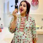Sanjjanaa Instagram - Yummy KFC Chicken secret recipe || out now on my YouTube ❤️ Link in website section in my bio ❤️❤️❤️ Dress designed by miss sheila of @athira_couture_ @rubansaccessories Make up products by @official_dermacol_india ❤️ Karnataka, Bangalore