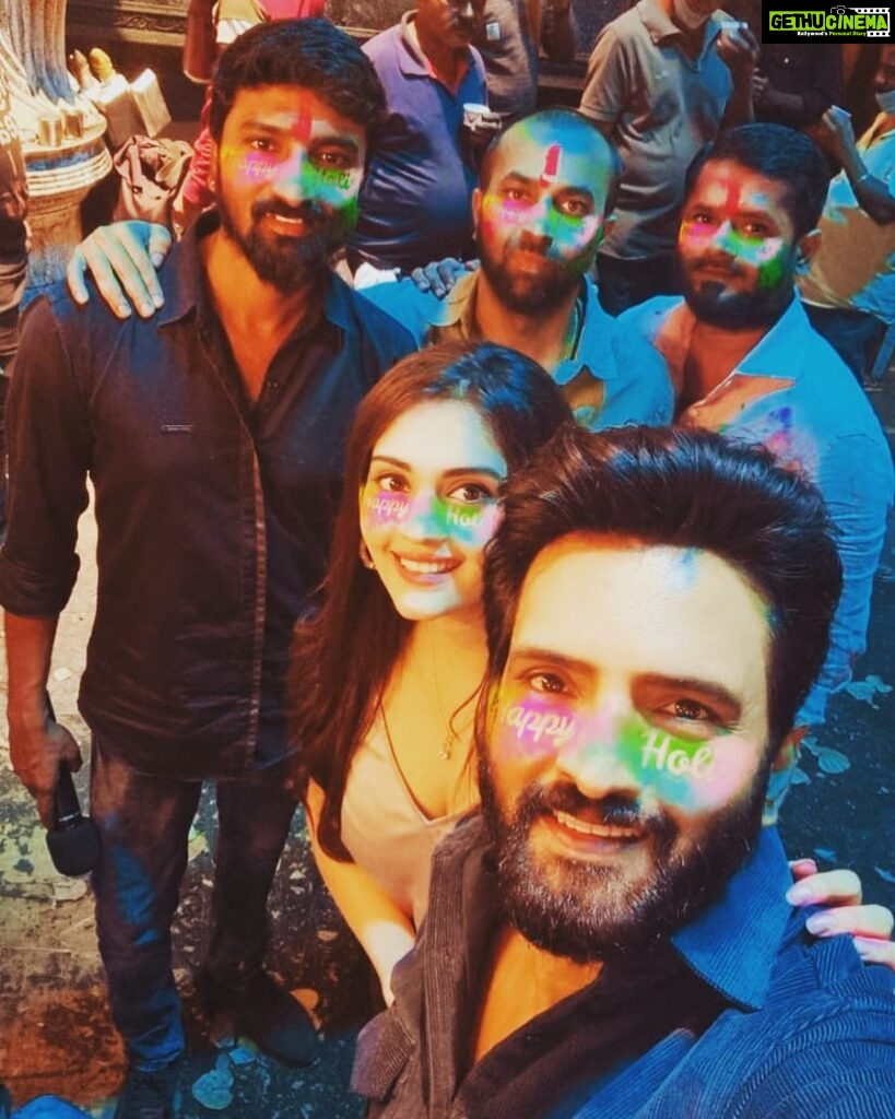 Santhanam Instagram - Wishing Everyone a happy Holi 😊 From Us to You ! @surofficial @dopdeepakpadhy #premanand #shootingspot🎥
