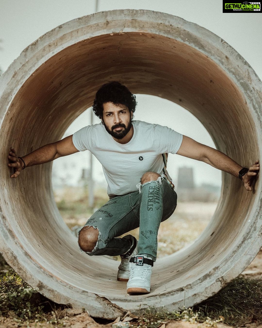 Santhosh Prathap Instagram - “Freedom means the opportunity to be what we never thought we would be.” - #danieljboorstin Photography @raghul_raghupathy Cinematography @sinty_boy Retouch @siva_retouch #actor #cwc #tamilcinema #kollywood #photoshoot #model #flyhigh #yolo #grateful