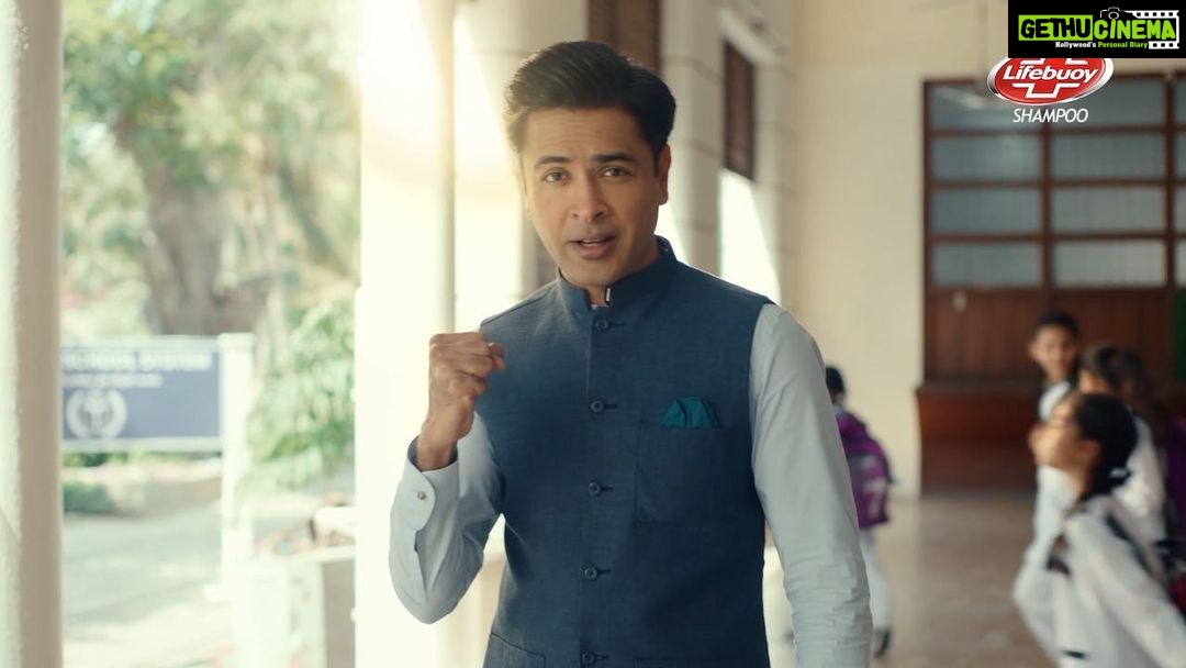 Sarah Khan Instagram - Main choti si ek larki hoon par #KaamKarungiBarayBaray. Every girl and parents of the girl should believe in this. @lifebuoyshampoo.pk la raha hai larkiyon ke liye agay barhnay ka aik zarya aur woh hai taleem ke saath. Ab koi beti wapis nahi sochay gi ke kya woh kar sakhti hai ya nahi. #BetiParhaoMazbootBanao