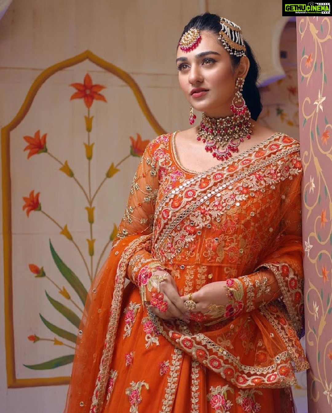 Sarah Khan Instagram - I'm totally in love with this stunning collection by @serene_premium De Luxe. Visit their website to book your orders now! www.imroziapremium.com @serene_premium @linkingmedia #serene #serenepremium #clothingpakistan #stitched #unstitched #newcollection #sarakhan #linkingmediapr