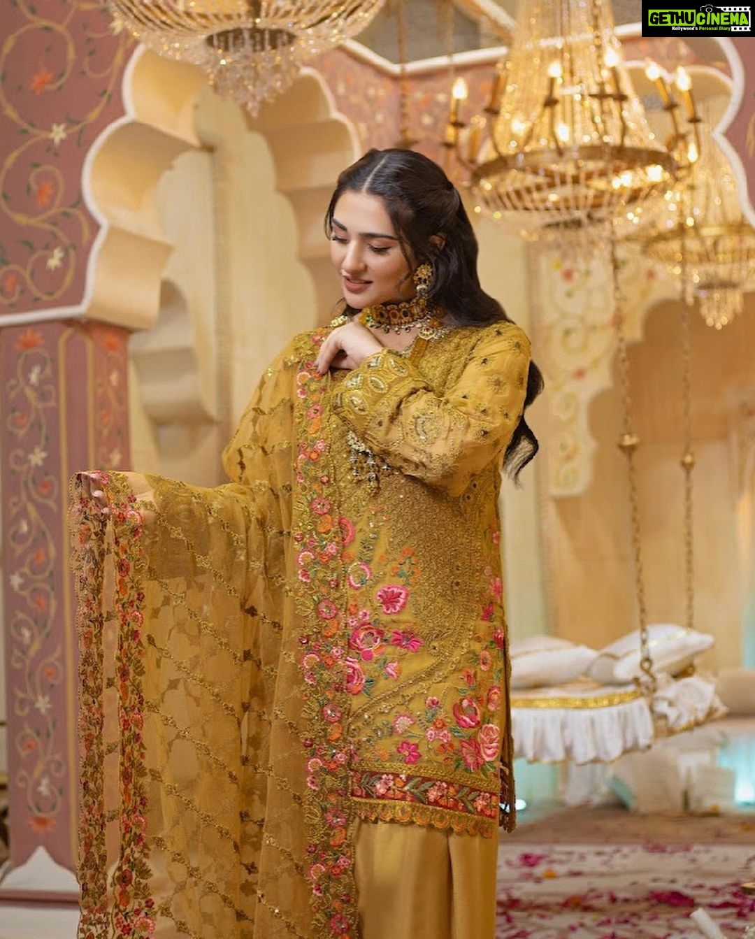 Sarah Khan Instagram - I'm totally in love with this stunning collection by @serene_premium De Luxe. Visit their website to book your orders now! www.imroziapremium.com @serene_premium @linkingmedia #serene #serenepremium #clothingpakistan #stitched #unstitched #newcollection #sarakhan #linkingmediapr