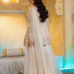 Sarah Khan Instagram - I'm totally in love with this stunning collection by @serene_premium De Luxe. Visit their website to book your orders now! www.imroziapremium.com @serene_premium @linkingmedia #serene #serenepremium #clothingpakistan #stitched #unstitched #newcollection #sarakhan #linkingmediapr