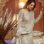 Sarah Khan Instagram - I'm totally in love with this stunning collection by @serene_premium De Luxe. Visit their website to book your orders now! www.imroziapremium.com @serene_premium @linkingmedia #serene #serenepremium #clothingpakistan #stitched #unstitched #newcollection #sarakhan #linkingmediapr