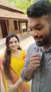 Saranya Mohan Instagram - എന്നാലും അങ്ങനെ ഒകെ ചോദിക്കാവോ @swami_bro