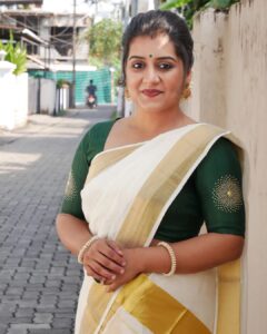 Sarayu Mohan Instagram - Re-collecting a beautiful day and moments Wearing @ar_handlooms_kuthampully Click @vinaykr619 Mua @meeramax_makeupartist_ Thanks to @meeramax_academy
