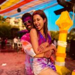 Sargun Mehta Instagram - रंग , मुस्कुराहटें ,सपने .. #happyholi #raviidubey #sargunmehta