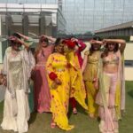 Sargun Mehta Instagram – And now the trend with the bride 😀😀

@malikamehta_ @charumehta05 @garywedssamy @ruchika_cya @himani.chadda